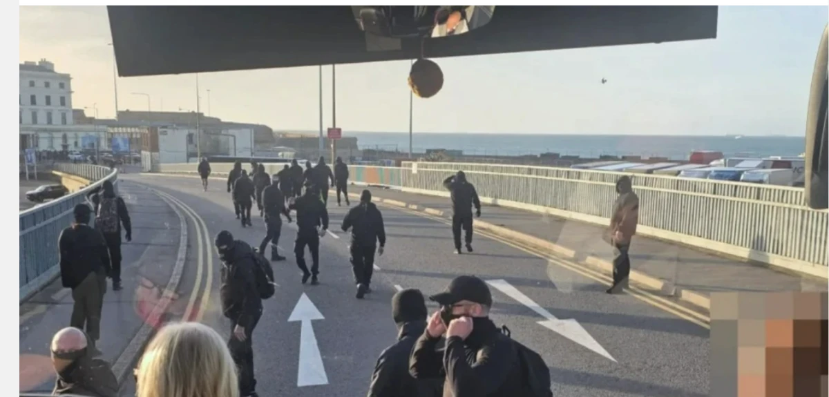 0 İngiltere&rsquo;nin Avrupa kapısında protesto: Dover Limanı saatlerce ulaşıma kapandı