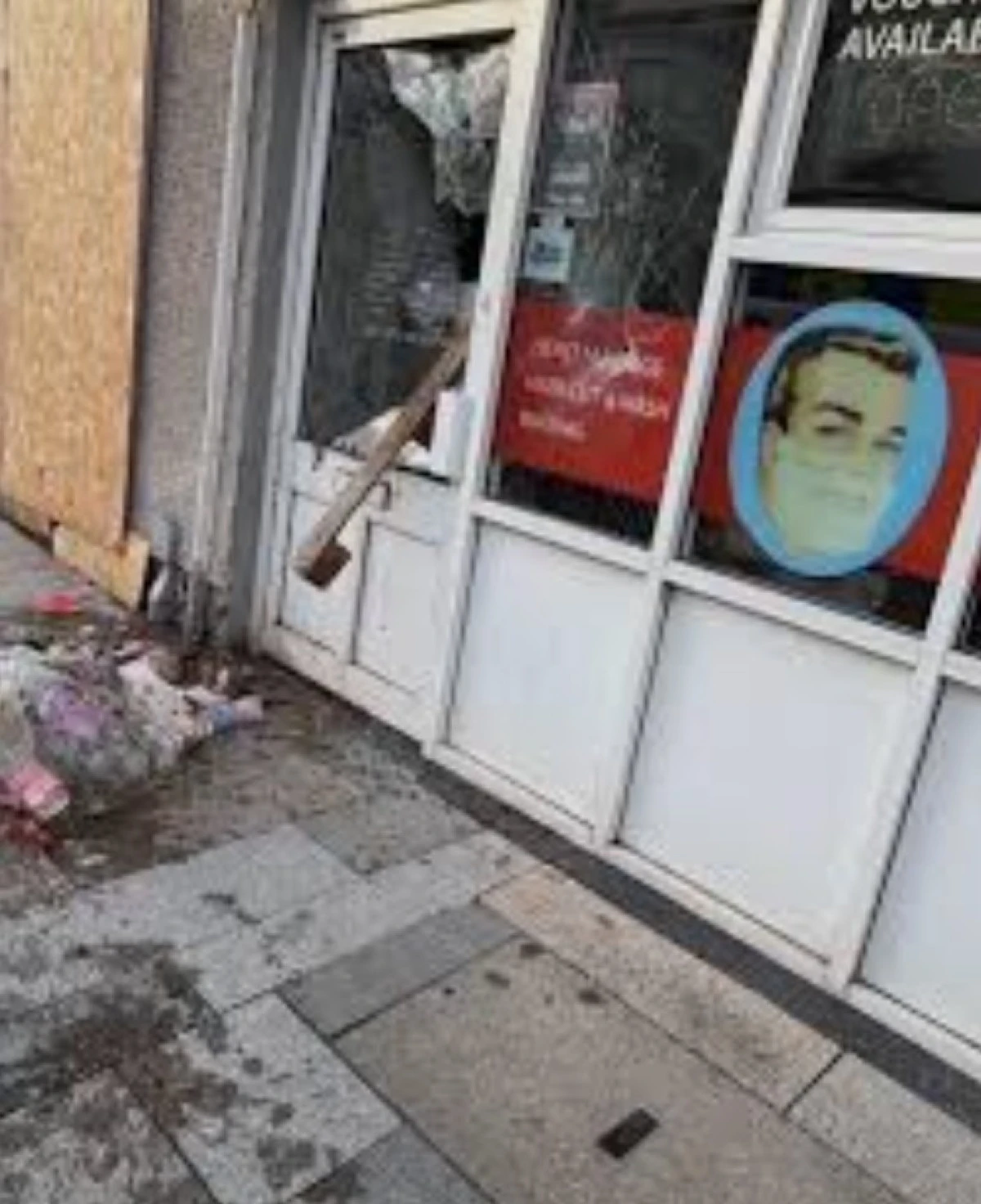 Ara&ccedil;lar ateşe verildi, bir T&uuml;rk berberinin camları kırıldı