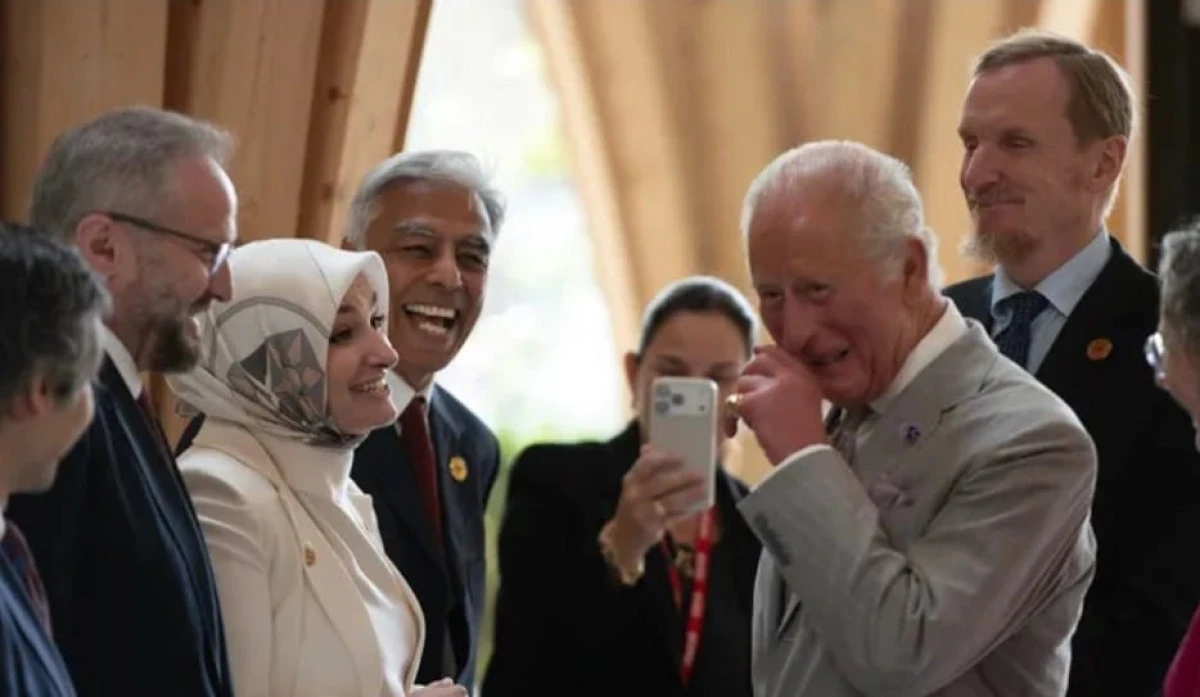 Kral Charles Cambridge Merkez Camisi'ni ziyaret etti