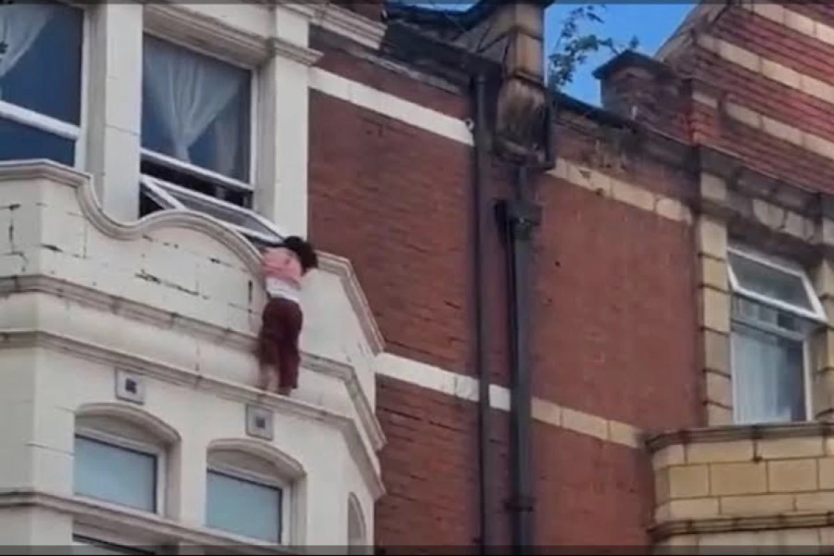 Londra'da mucize kurtuluş: Balkondan d&uuml;şen 3 yaşındaki &ccedil;ocuğu vatandaşlar havada yakaladı