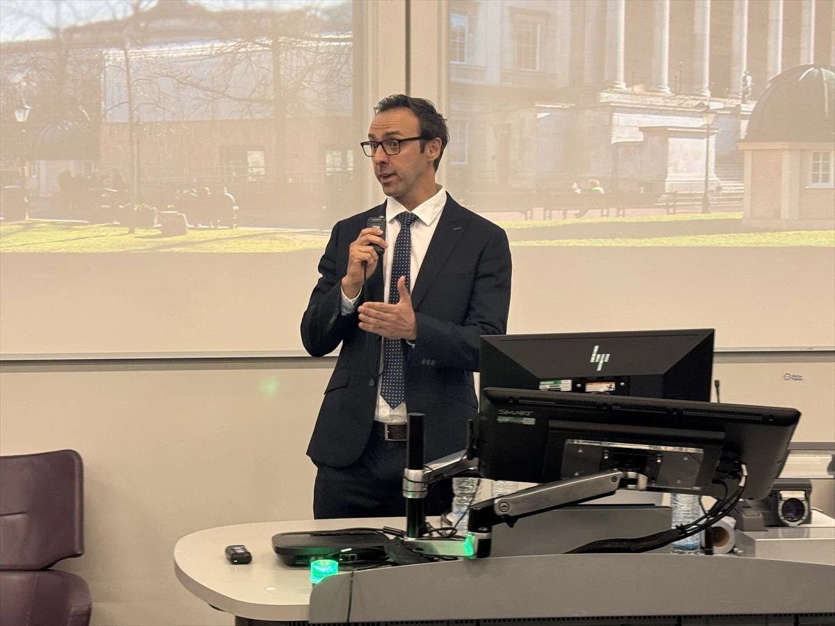 Londra'da yapay zekanın y&uuml;ksek&ouml;ğretimdeki etkileri ve riskleri ele alındı. &Ouml;nemli isimler katıldı