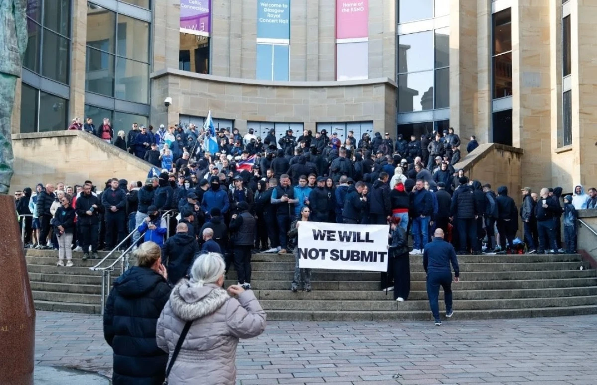 'UZAK DURUN' Glasgow'da d&uuml;zenlenecek b&uuml;y&uuml;k g&ouml;&ccedil;menlik protestosu &ouml;ncesinde polis, ırk&ccedil;ı holiganlara uyarıda bulundu.